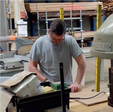 Mon Sapin Woody, le véritable sapin en bois artisanal, créé et fabriqué par Luc Sarazin, ici à l'ouvrage